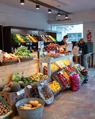 Interior de Frutería Franchu con clientes
